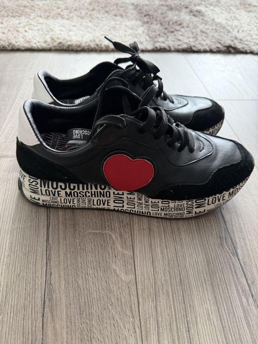 Сникърси Love Moschino