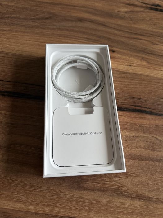 Продавам Iphone 15 pro - перфектно състояние