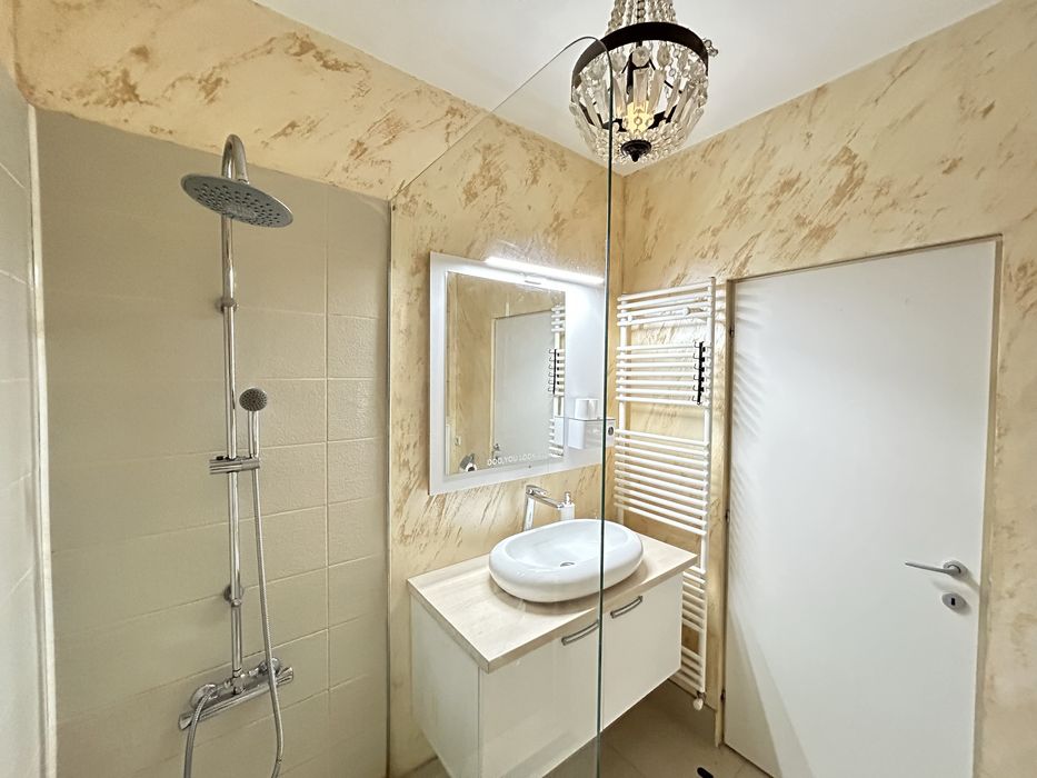 Regim hotelier-intre Afi si Plaza Mall