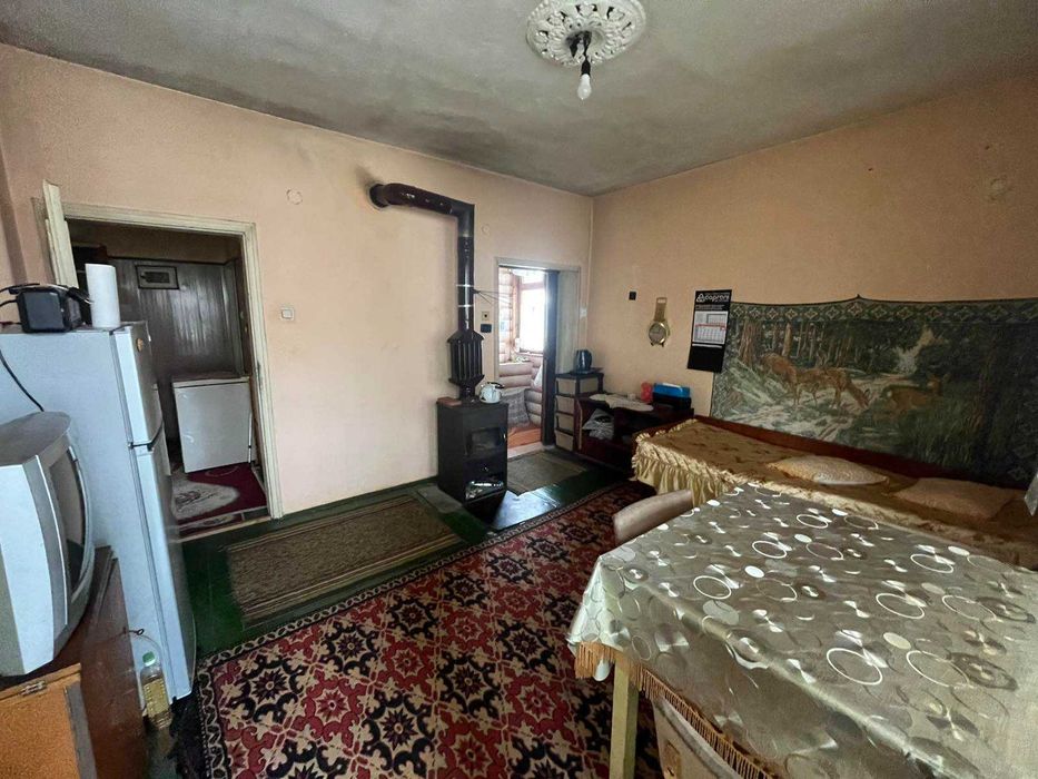 Втори етаж от къща с гараж за продажба – западно от парк Розариум, гр. Казанлък