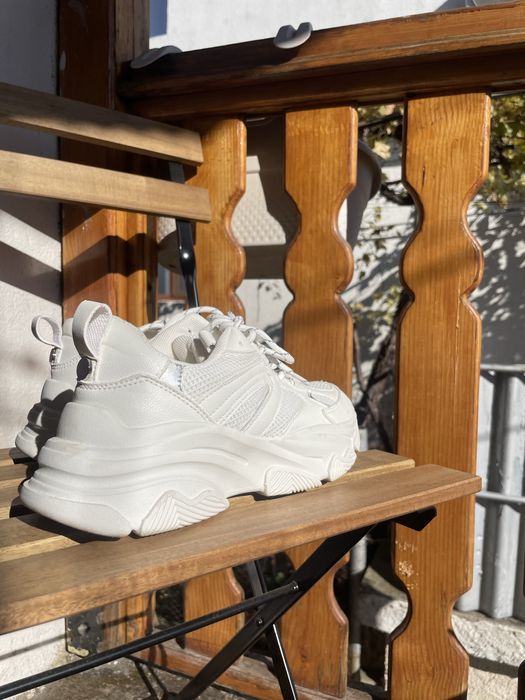 Бели обувки