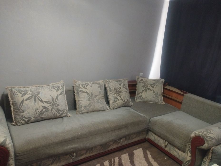 Угловой диван в хорошем состоянии