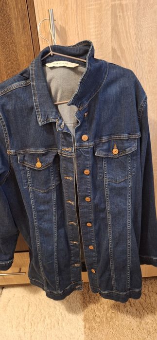 Vând geaca de blugi purtata o singura data