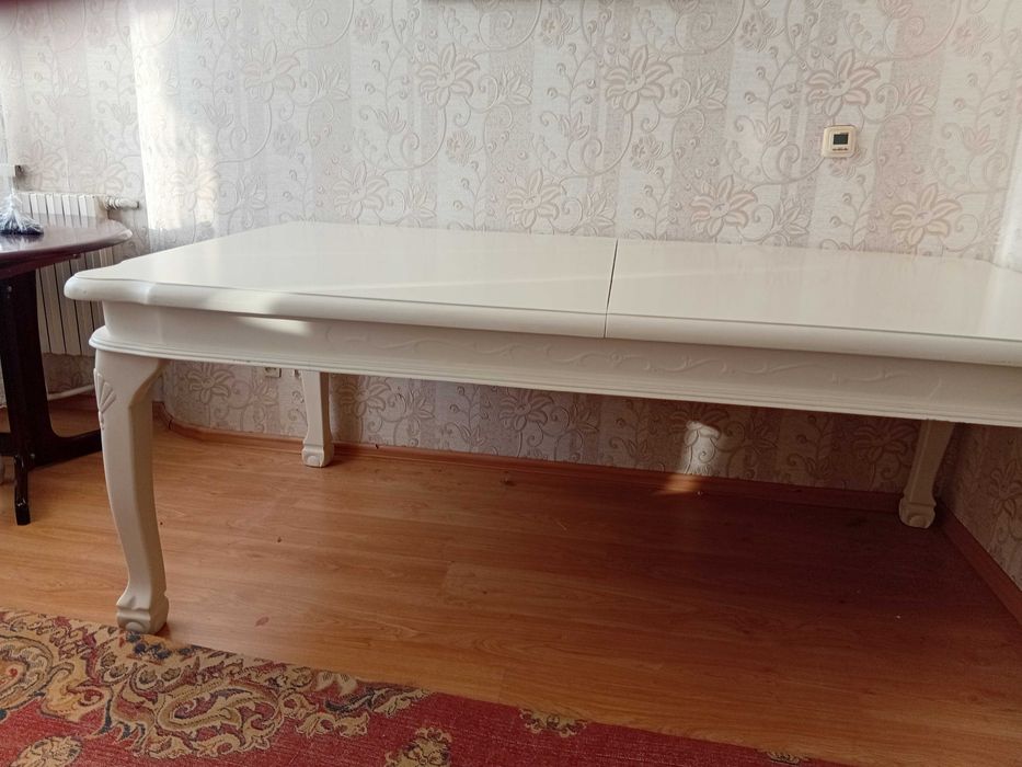 Стол в хорошем состоянии белый