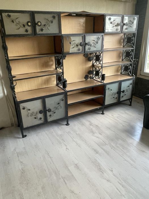 Дизайнерска библиотека с ковано желязо .