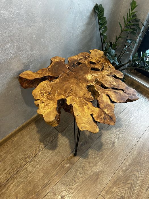 Уникална дизайнерска холна маса от маслина и метал.