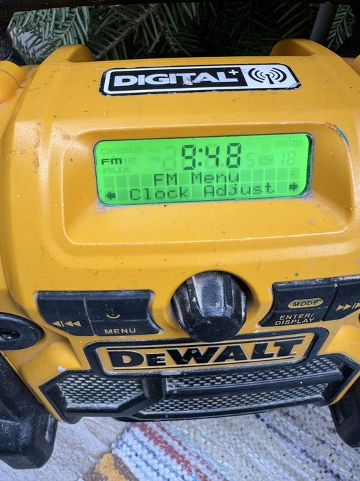 Radio dewalt sunet defect