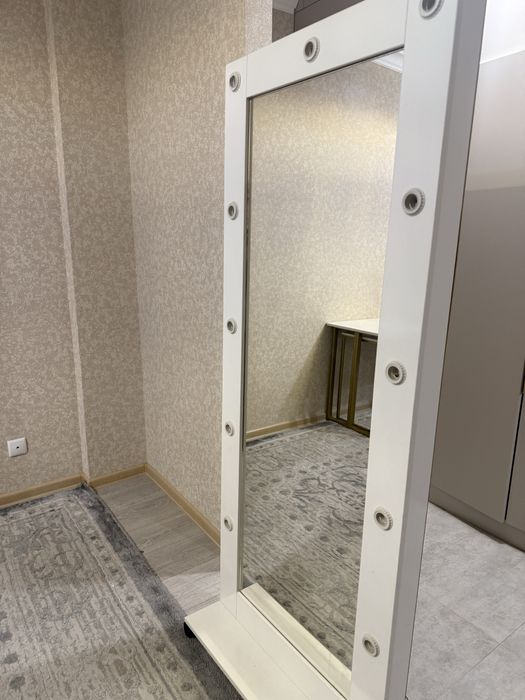 Зеркало с лампами