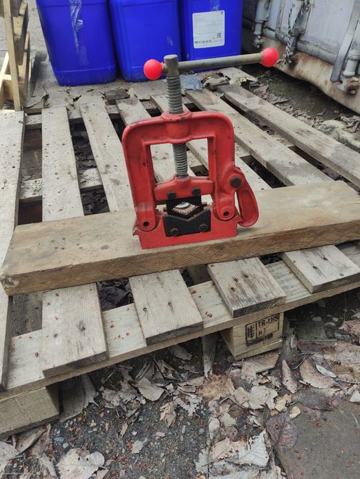 Тиски для труб струбцина
