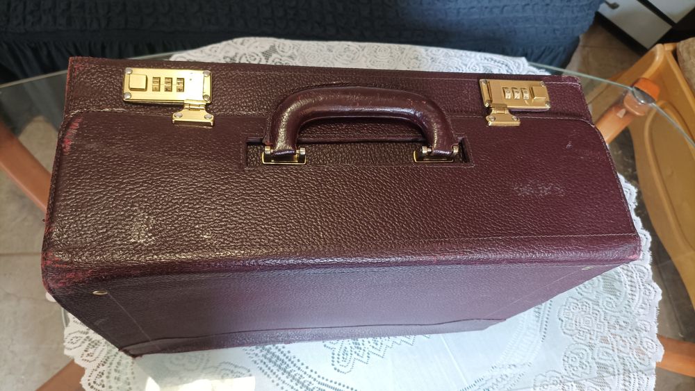 Ретро куфар със заключващ механизъм