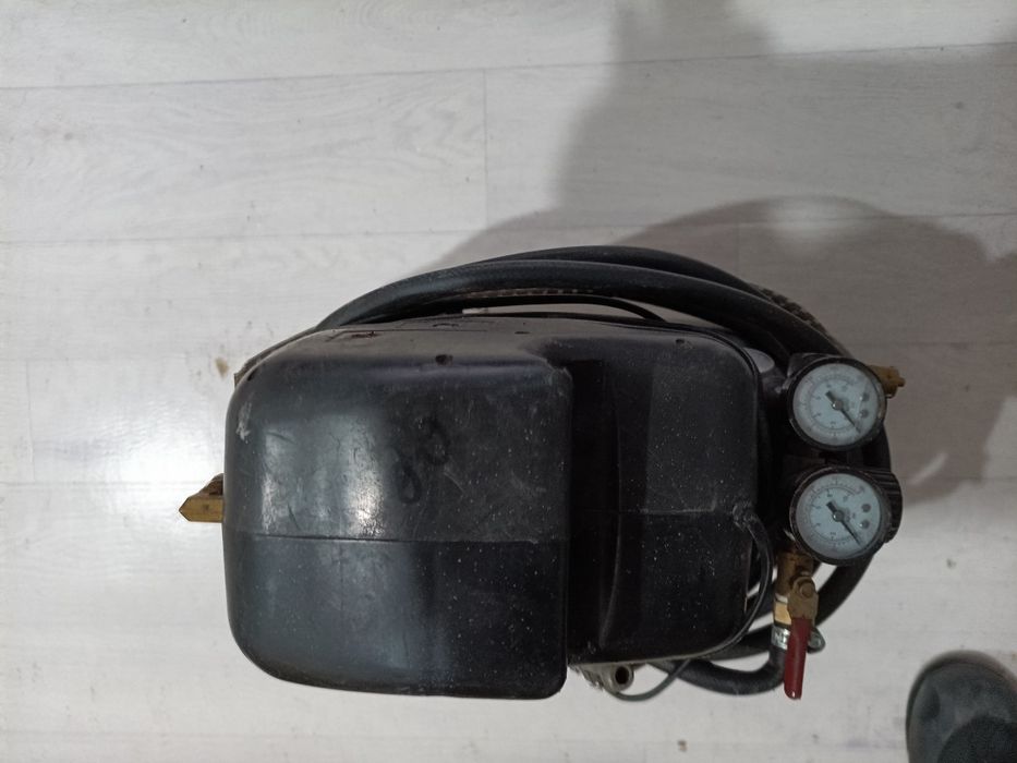 Продам компрессор 6-бар держет смело маленьки но удаленький хорошем со