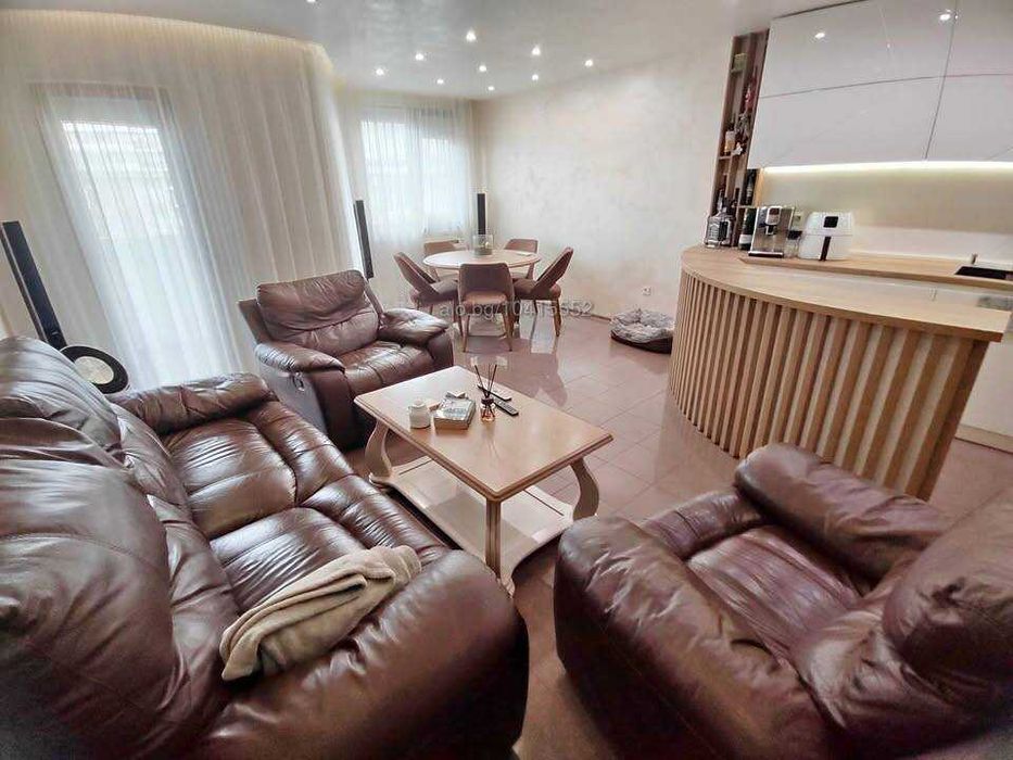 Продава се Тристаен апартамент в Бургас, Център - 145 кв.м за 1161 €/кв.м - Снимка #1