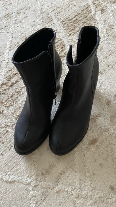 Продам за 1000 две пары; ботильоны и туфли