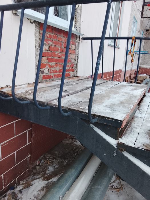 Продам Крыльцо металлическое с площадкой