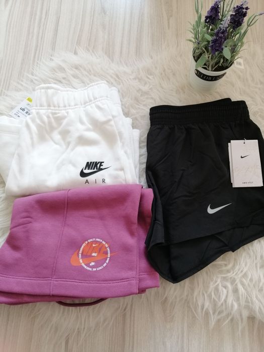 Къси дамски панталони Nike