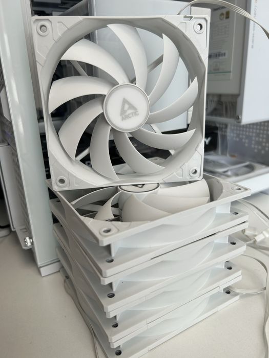 Комплект белых кулеров Arctic F12 PWM PST