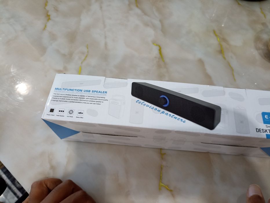 Чиста нова идеално за слушане на музика има хубав звук