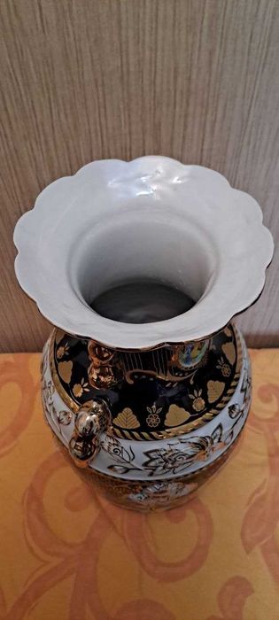 Фарфоровая ваза для интерьера , Япония.