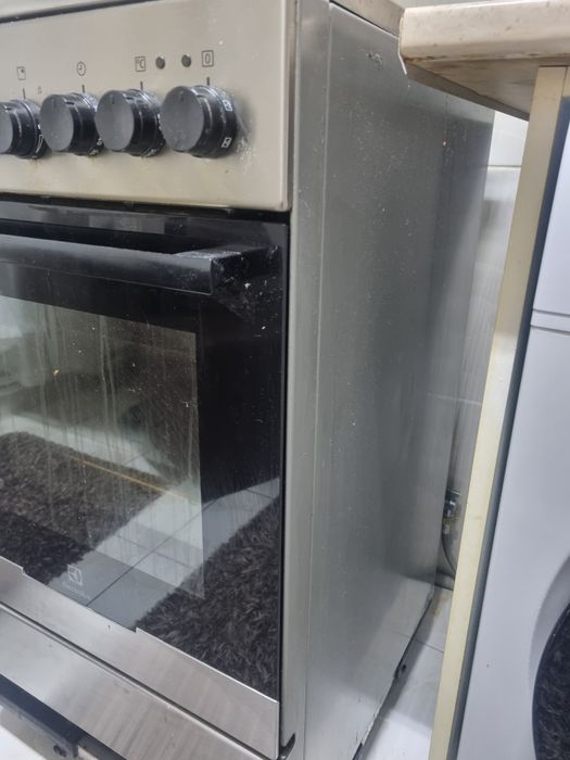 Aragaz Electrolux și hotă decorativă Fram