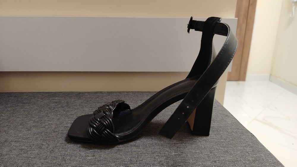 Черни сандали на ток