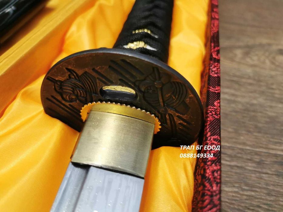 Остър меч катана с дървена лакирана кания и красива кутия