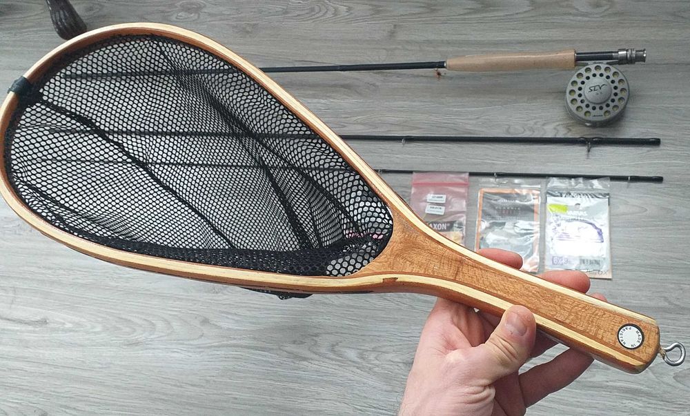 Minciog de păstrăv cu rama si maner din lemn.