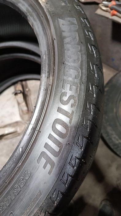 Бриджстоун 235/45/18 лето