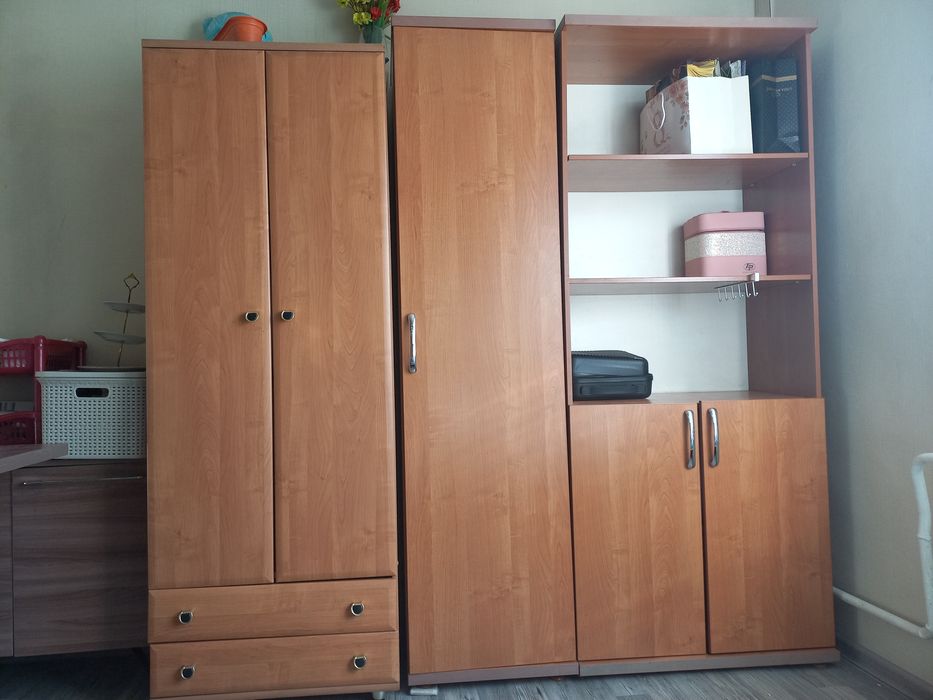 Продаются: диван, шкафы, стол, гладильная доска и др.