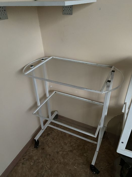 Столик белый на колесах.