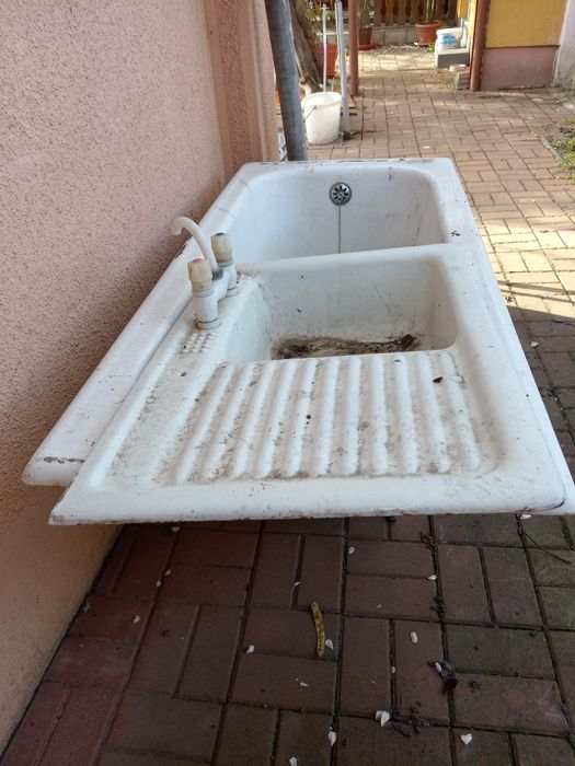 Vana și chiuveta din fonta.