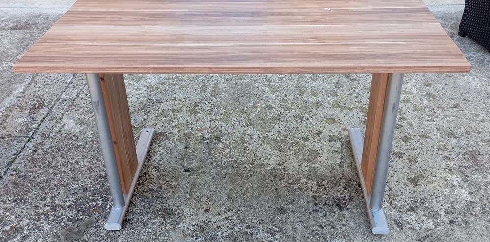 Vand mese bucatarie si birou