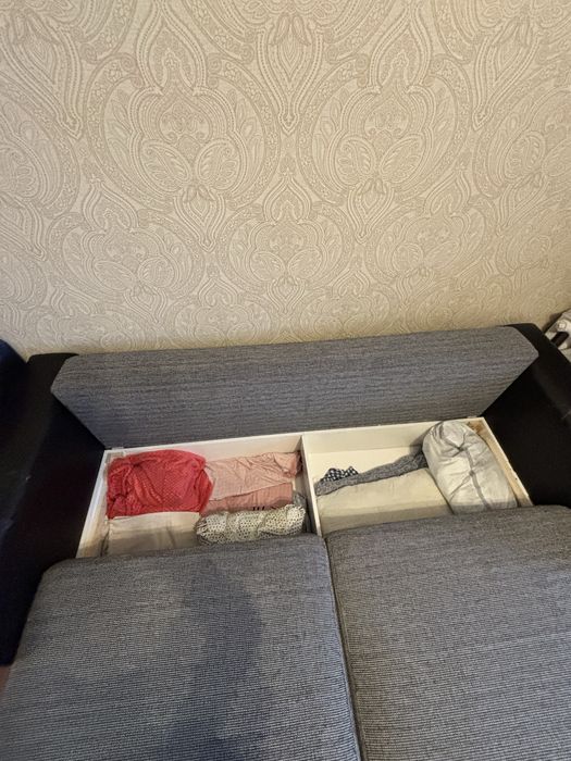 Продам б/у диван с подушками. 4 подушка