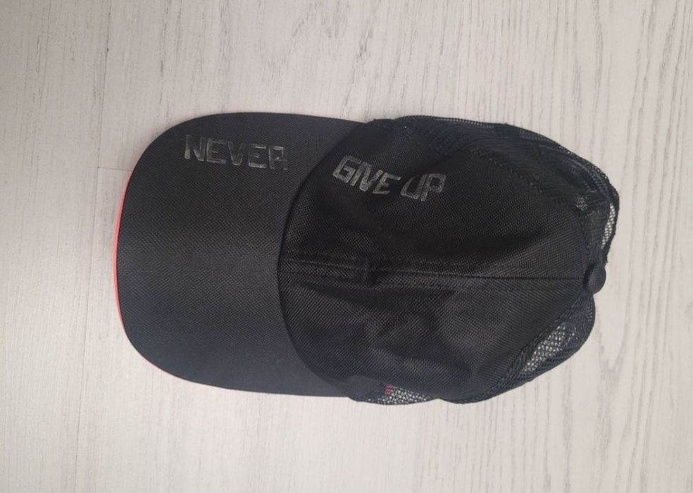 Sapca neagra cu roz