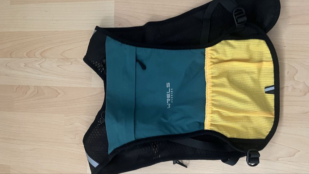 Нова жилетка за бягане и 2 меки бутилки