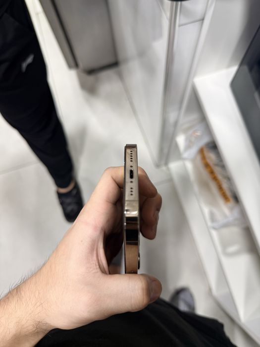 Iphone 14 pro gold