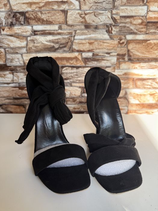 Черни сандали на ток