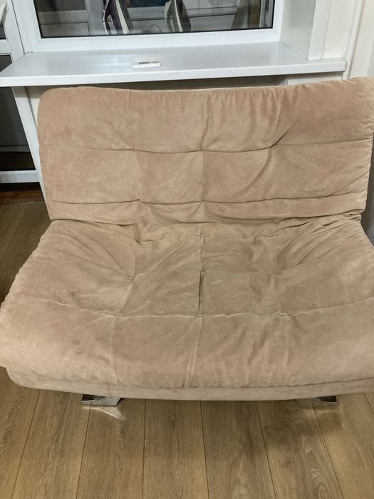 Отдам даром столы, стулья , диван