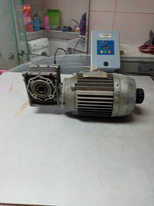 контролер за променлива скорост и Италянски мотори с редуктори