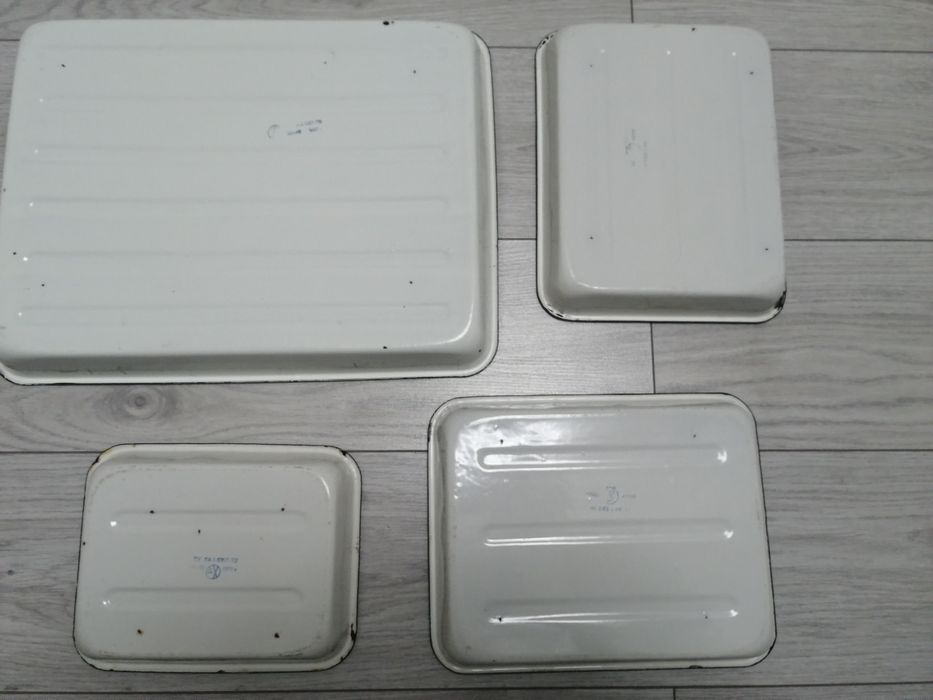 Продается набор эмалированных поддонов