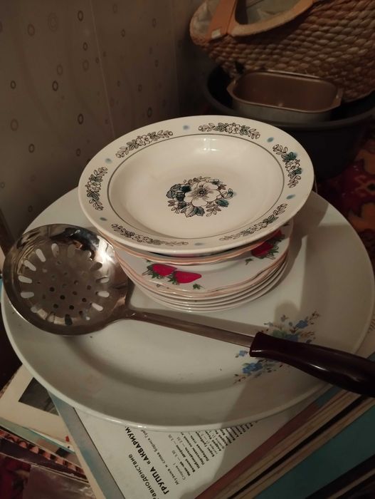 Тарелки посуда  чашки