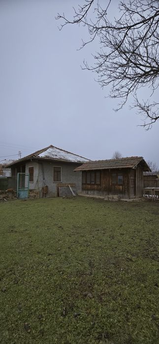 Едноетажна тухлена къща с равен двор в село Добри дял