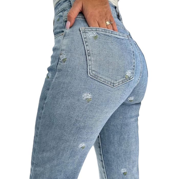 НОВИ с етекет дамски дънки с бродирани цветя