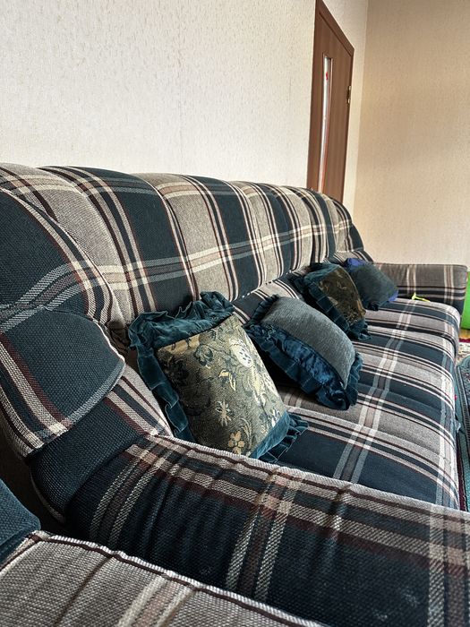 Диван с креслосымен бірге жағдайы жақсы , жаңасына ауыстырып жатырмыз