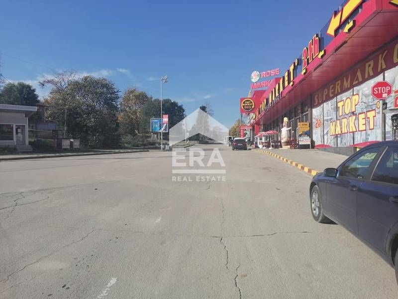 Търговски обект със статут на магазин за продажба в центъра на с.Кране