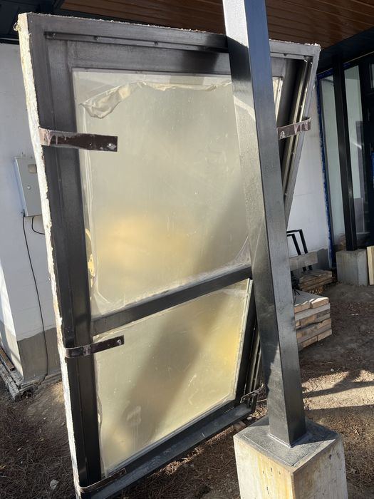 Продам металлическую дверь