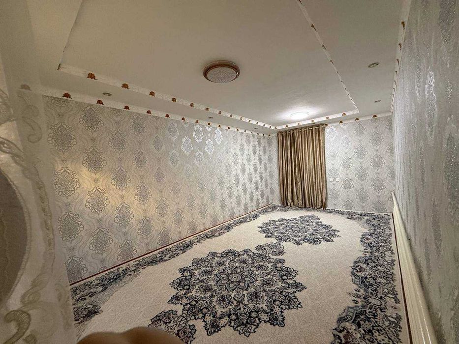 Yangibozor oldida xovlili uy sotiladi