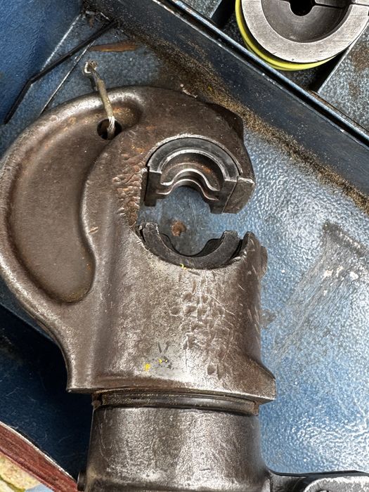 presa sertizat pneumatica manuala