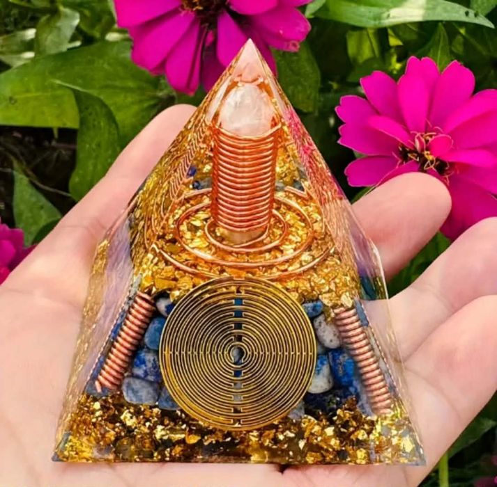 Tesla Coil пирамида с бял кристал - декорация и здраве