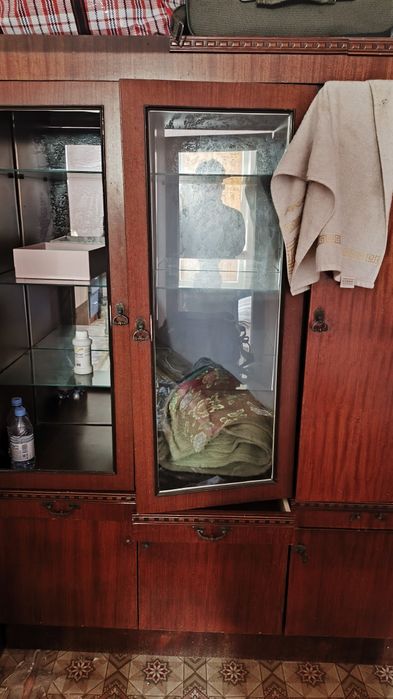 Старый шкаф возможно антикварный