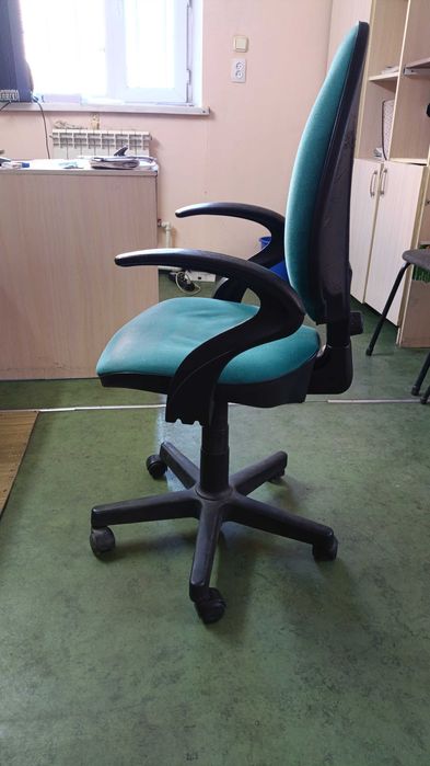 Продам недорог кресло офисное б/у